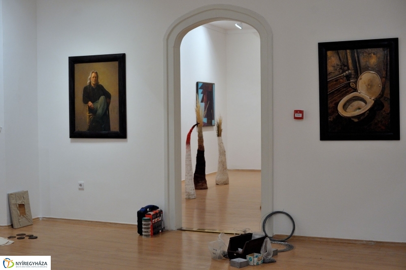 Jelen-levők című tárlat berendezése