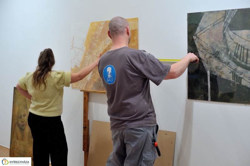 Jelen-levők című tárlat berendezése