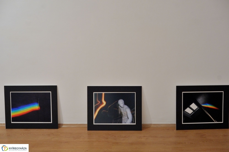 Jelen-levők című tárlat berendezése