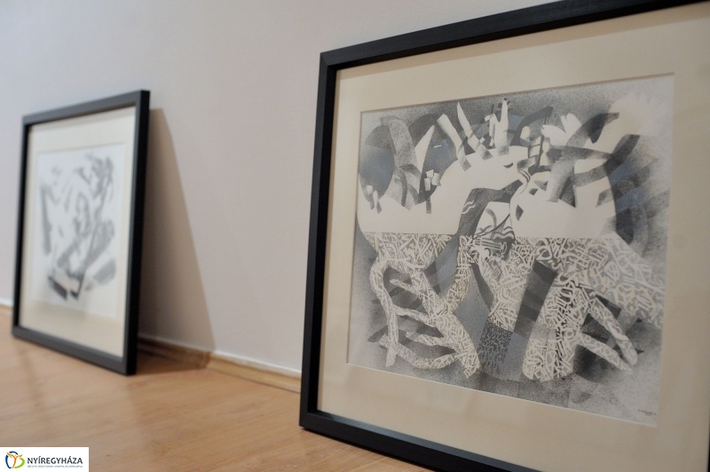 Jelen-levők című tárlat berendezése