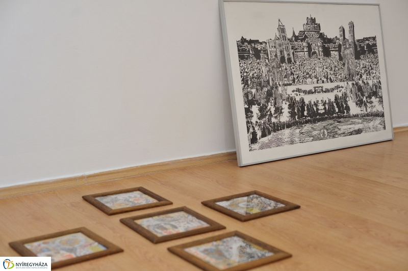 Jelen-levők című tárlat berendezése