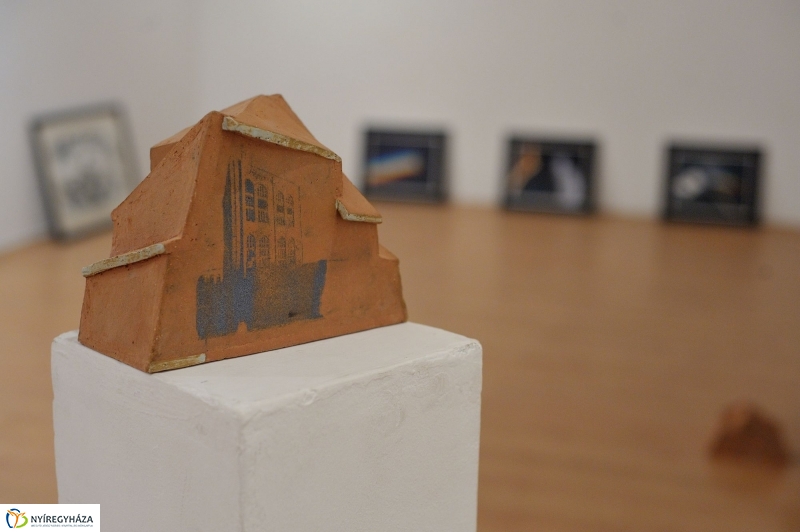 Jelen-levők című tárlat berendezése