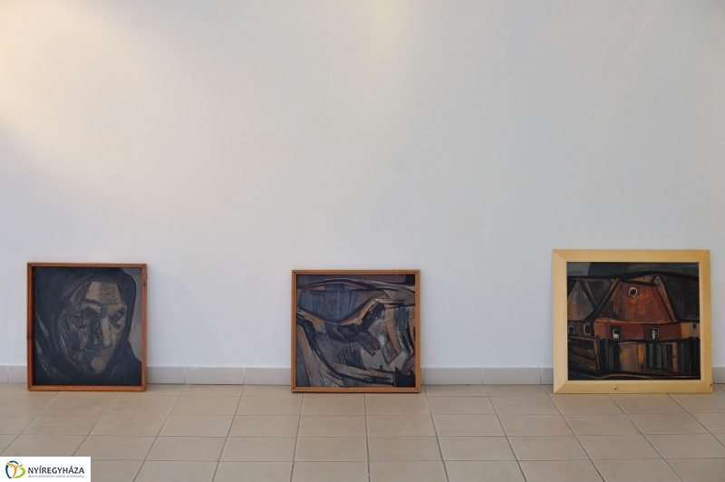 Jelen-levők című tárlat berendezése