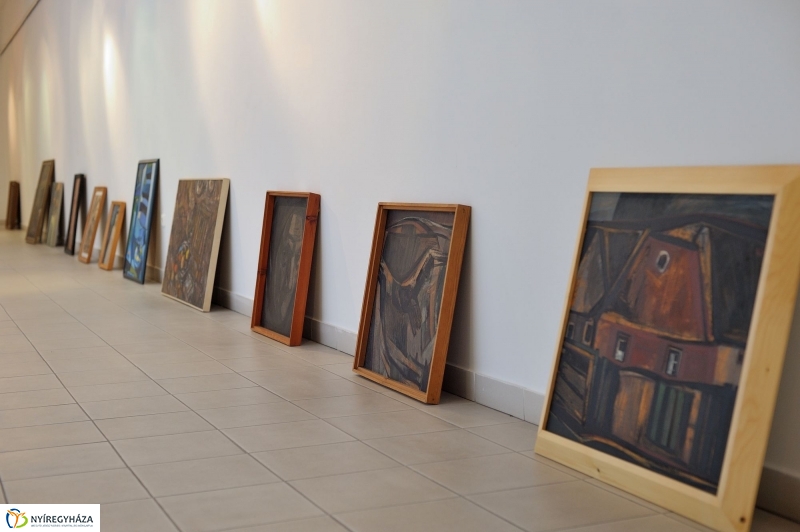 Jelen-levők című tárlat berendezése