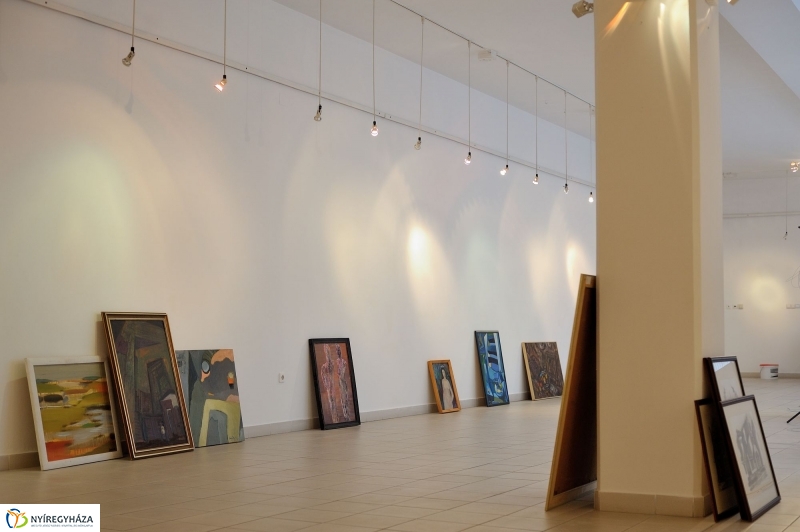 Jelen-levők című tárlat berendezése