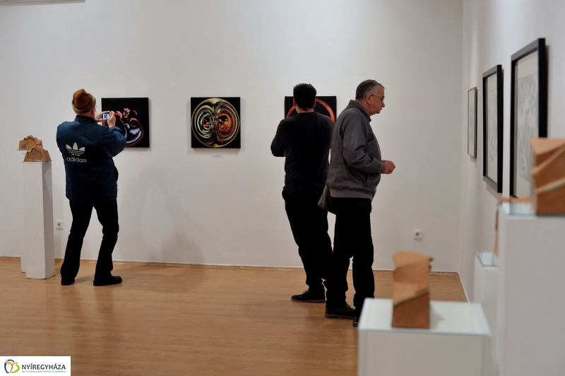 Jelen-levők kiállítás megnyitó