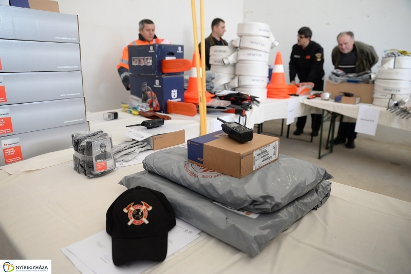 Védőfelszerelések átadása az önkéntes katasztrófavédőknek