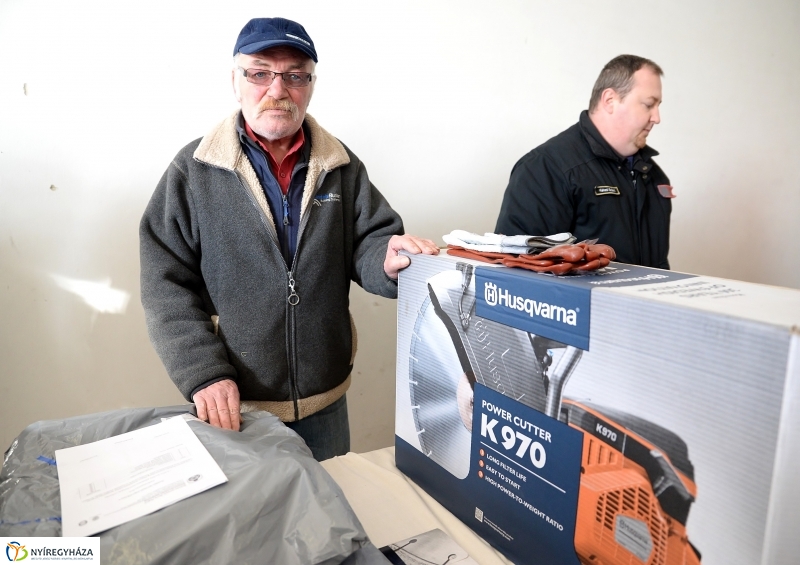 Védőfelszerelések átadása az önkéntes katasztrófavédőknek