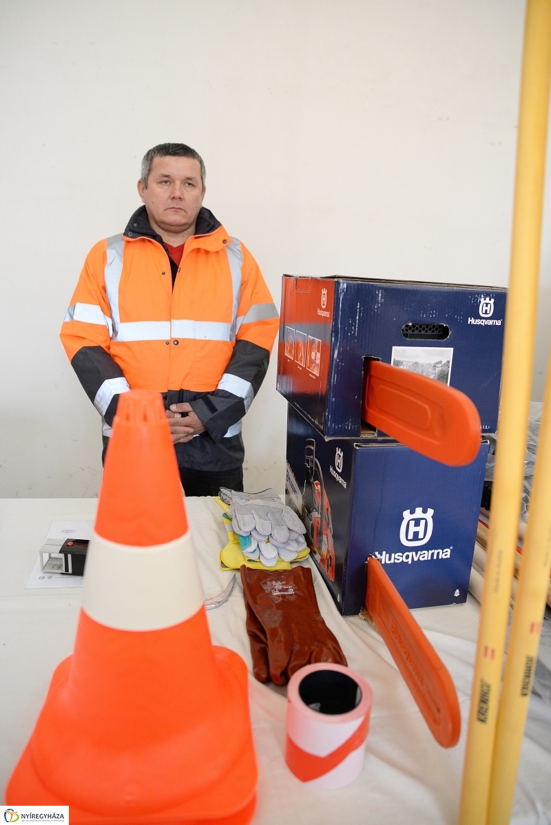 Védőfelszerelések átadása az önkéntes katasztrófavédőknek