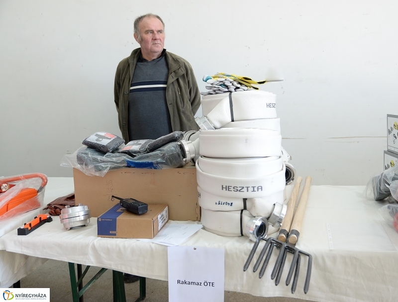 Védőfelszerelések átadása az önkéntes katasztrófavédőknek