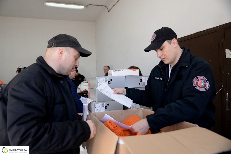 Védőfelszerelések átadása az önkéntes katasztrófavédőknek