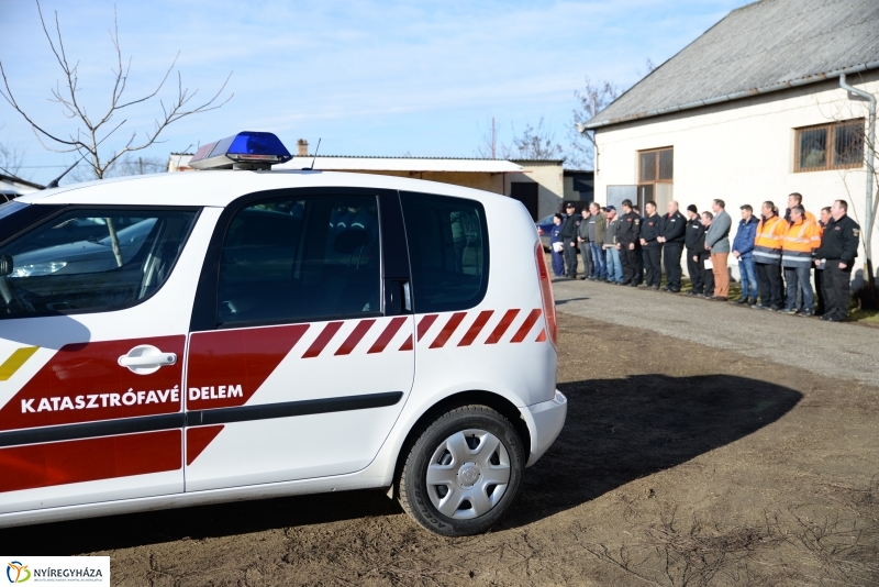 Védőfelszerelések átadása az önkéntes katasztrófavédőknek