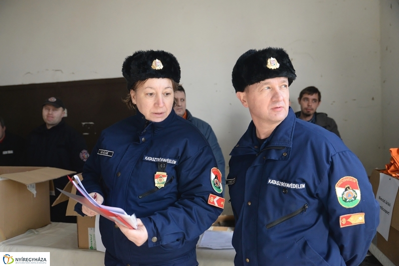 Védőfelszerelések átadása az önkéntes katasztrófavédőknek