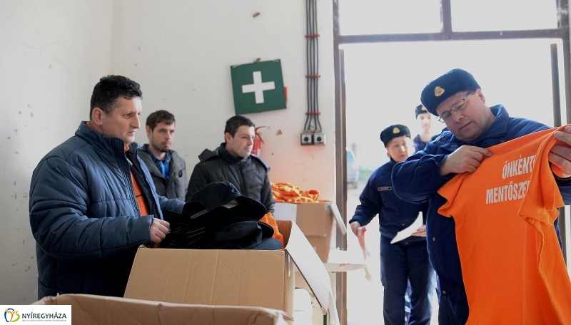 Védőfelszerelések átadása az önkéntes katasztrófavédőknek