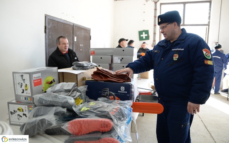 Védőfelszerelések átadása az önkéntes katasztrófavédőknek