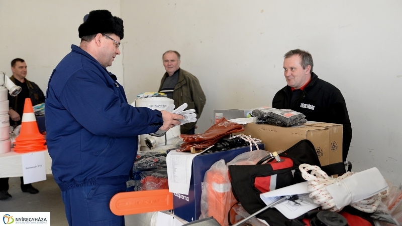 Védőfelszerelések átadása az önkéntes katasztrófavédőknek