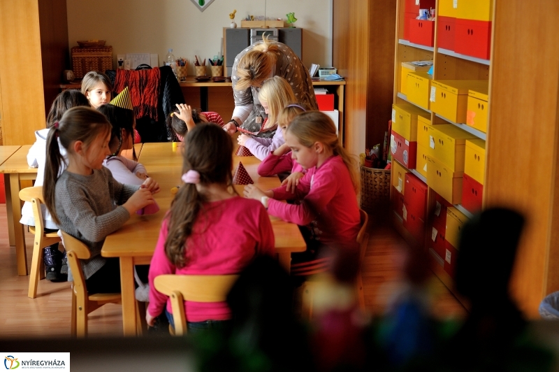 Farsangra készülve a Móricz Zsigmond Könyvtárban