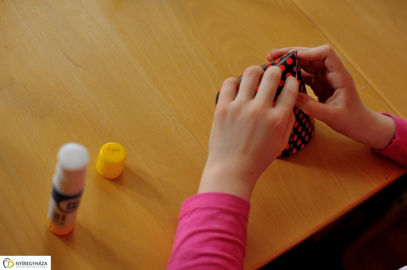 Farsangra készülve a Móricz Zsigmond Könyvtárban