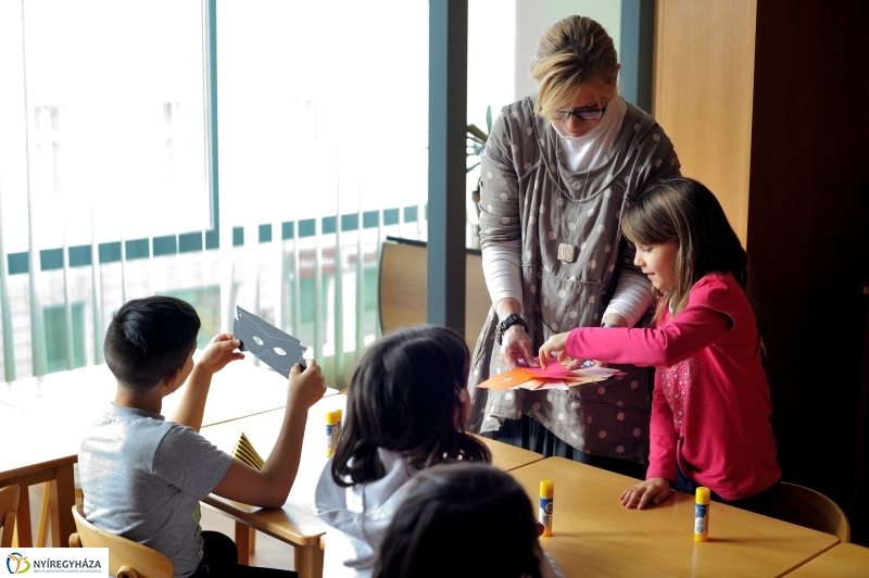 Farsangra készülve a Móricz Zsigmond Könyvtárban