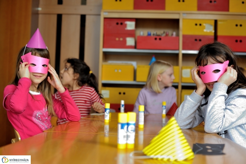 Farsangra készülve a Móricz Zsigmond Könyvtárban