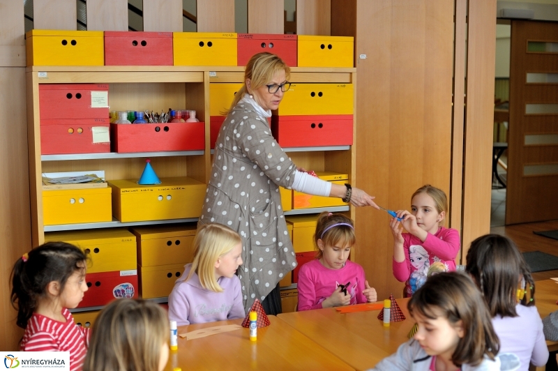 Farsangra készülve a Móricz Zsigmond Könyvtárban