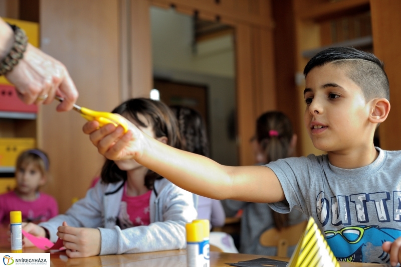 Farsangra készülve a Móricz Zsigmond Könyvtárban