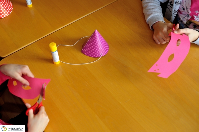 Farsangra készülve a Móricz Zsigmond Könyvtárban