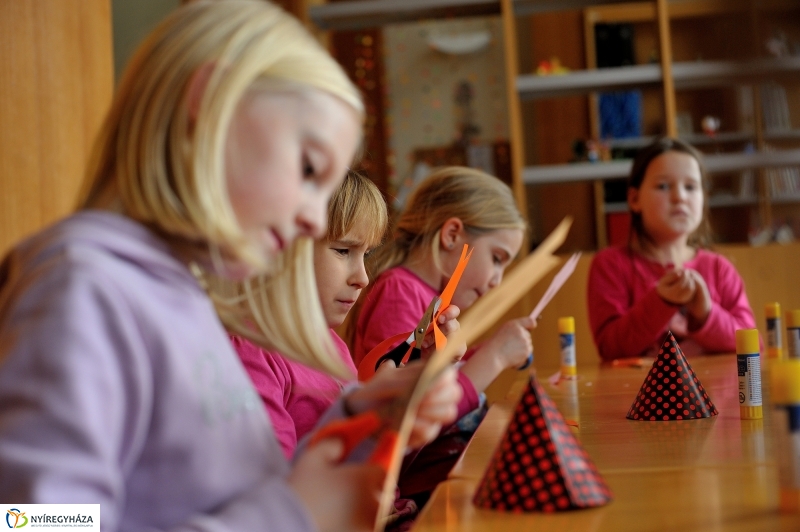 Farsangra készülve a Móricz Zsigmond Könyvtárban