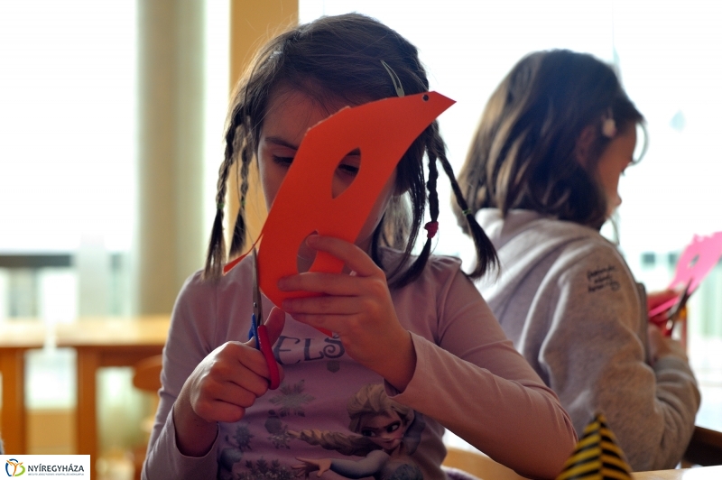 Farsangra készülve a Móricz Zsigmond Könyvtárban