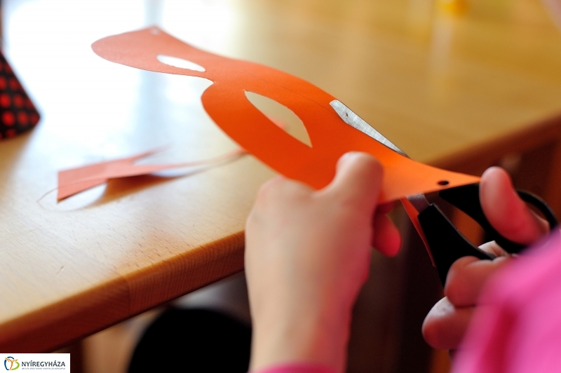 Farsangra készülve a Móricz Zsigmond Könyvtárban