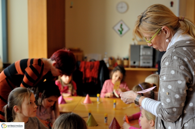 Farsangra készülve a Móricz Zsigmond Könyvtárban