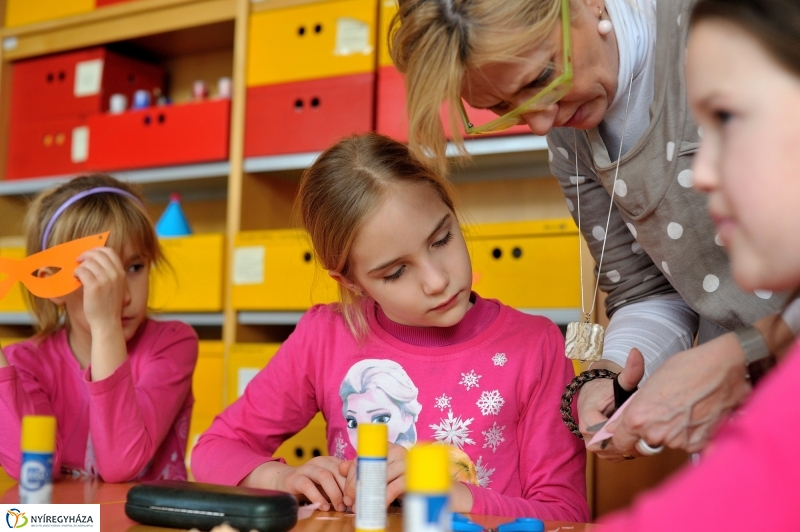 Farsangra készülve a Móricz Zsigmond Könyvtárban