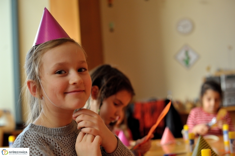 Farsangra készülve a Móricz Zsigmond Könyvtárban