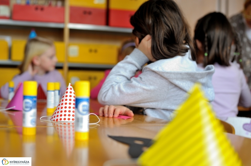 Farsangra készülve a Móricz Zsigmond Könyvtárban