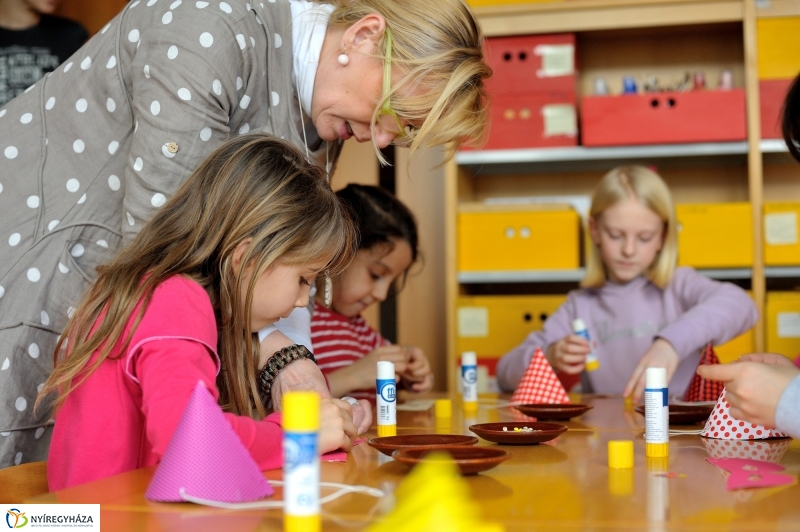 Farsangra készülve a Móricz Zsigmond Könyvtárban