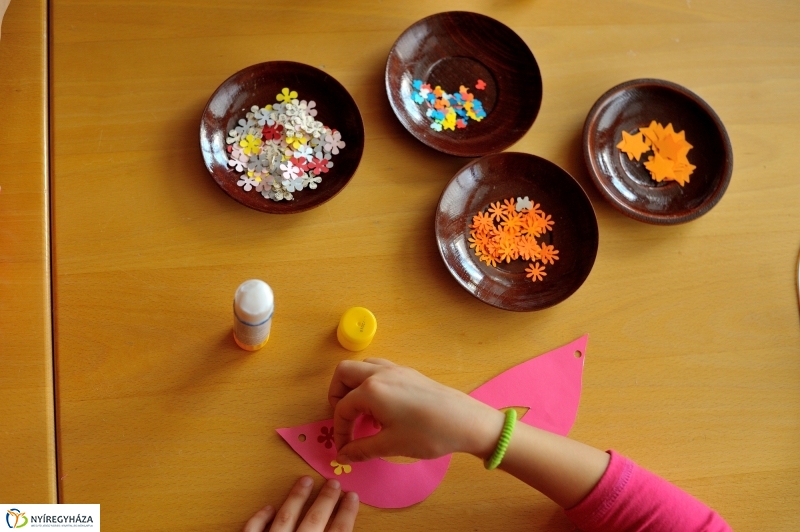 Farsangra készülve a Móricz Zsigmond Könyvtárban