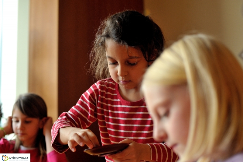 Farsangra készülve a Móricz Zsigmond Könyvtárban