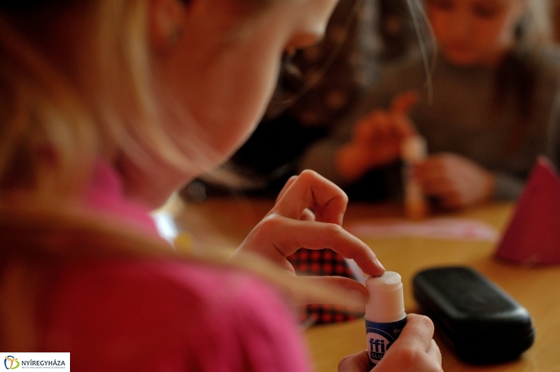 Farsangra készülve a Móricz Zsigmond Könyvtárban