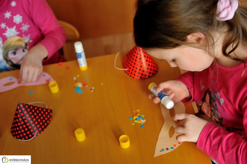 Farsangra készülve a Móricz Zsigmond Könyvtárban