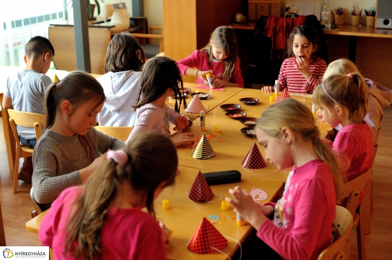 Farsangra készülve a Móricz Zsigmond Könyvtárban