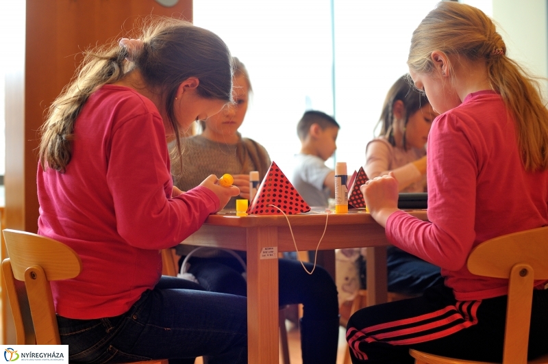 Farsangra készülve a Móricz Zsigmond Könyvtárban