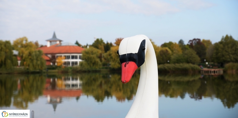 Sóstó az őszi napsütésben