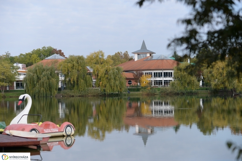 Sóstó az őszi napsütésben