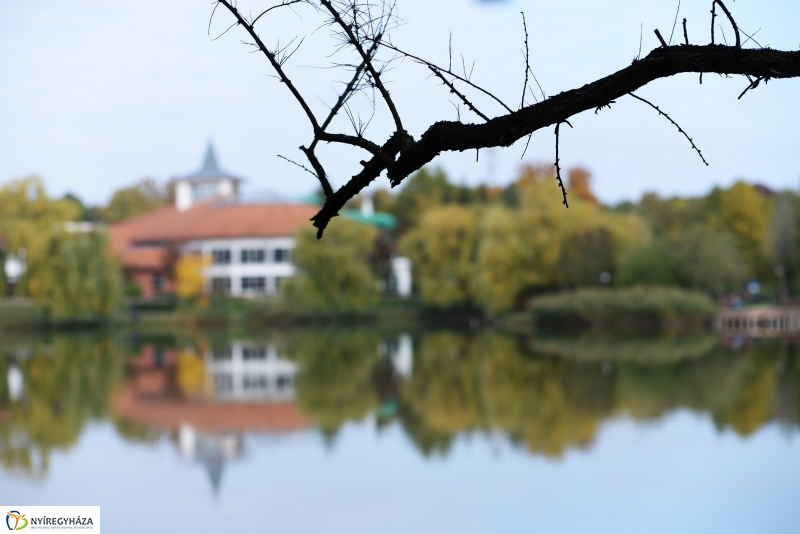 Sóstó az őszi napsütésben