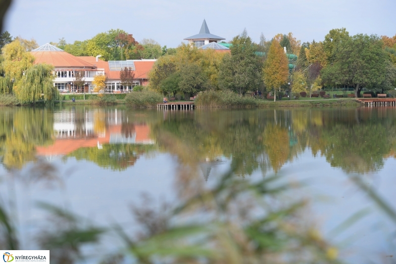 Sóstó az őszi napsütésben