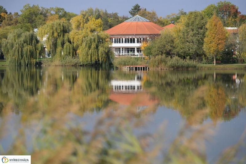 Sóstó az őszi napsütésben