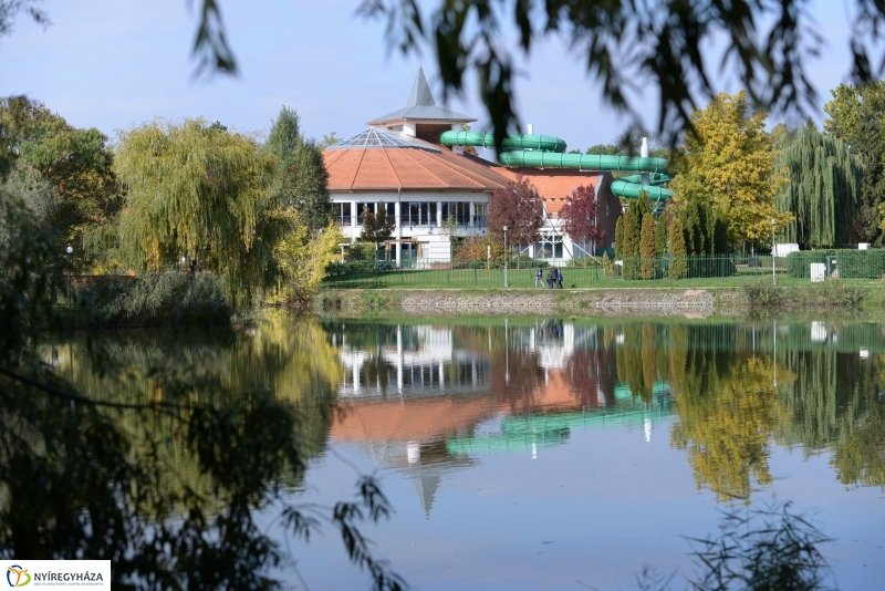 Sóstó az őszi napsütésben