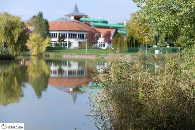 Sóstó az őszi napsütésben