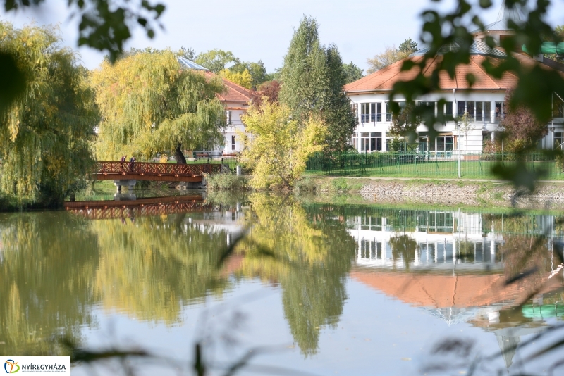 Sóstó az őszi napsütésben
