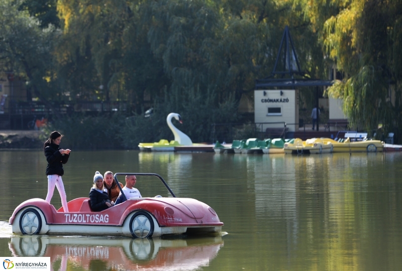 Sóstó az őszi napsütésben